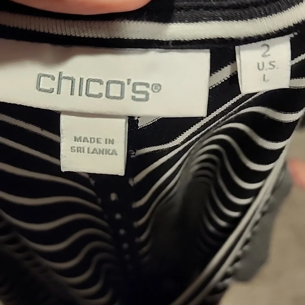 Chico's Black/White Striped Short Sleeve V-neck Top Size L PTP 21 In. L 26 In. - Picture 6 of 7